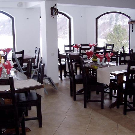 Taverna Pietrei Craiului Zărneşti Kültér fotó