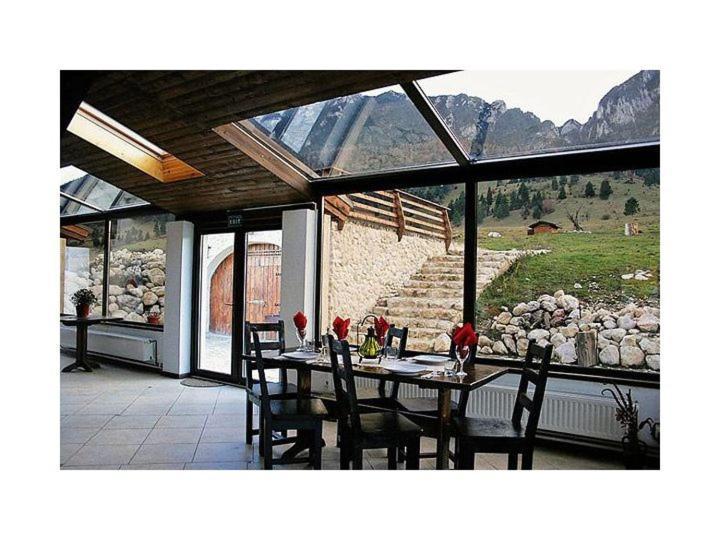 Taverna Pietrei Craiului Zărneşti Kültér fotó